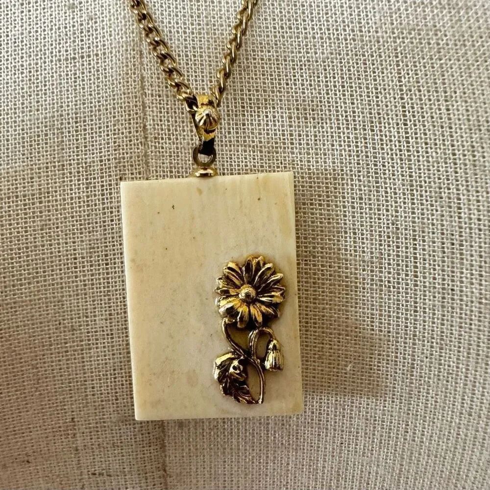 Cream and gold tone flower pendant necklace